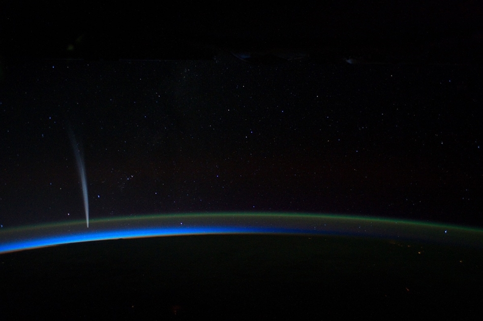 A Lovejoy üstökös halad el a Föld sziluettje mögött a világűrben. Nemzetközi Űrállomás.