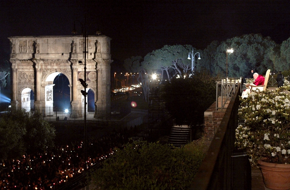 2002. március 30. - Róma, Olaszország: ima a kereszt útjának utolsó, tizennegyedik állomásán  nagypénteken a római Colosseumban.