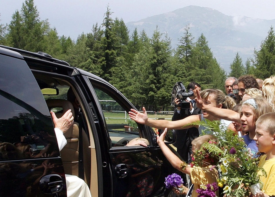 2004. július 5. - Les Combes, Olaszország: II. János Pál pápa érkezése kéthetes nyaralásának helyszínére, a hegyvidéki Val d'Aoste régióba.
