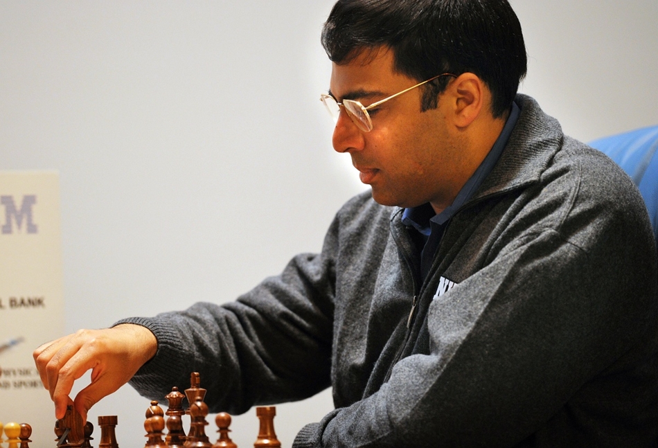 Szófia, Bulgária: az indiai sakkvilágbajnok, Viswanathan Anand (képünkön) lólépése a bolgár Veszelin Topalov ellen a FIDE sakkvlágbajnokság döntőjében.