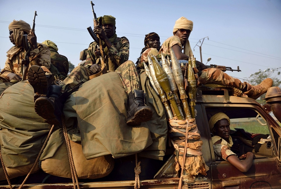Bangui, Közép-afrikai Köztársaság – csádi katonák ''munkában''. John Ging, az ENSZ humanitárius ügyeket koordináló hivatalának (OCHA) operatív igazgatója csütörtökön Genfben úgy nyilatkozott, hogy minden tényező adott ahhoz, hogy népirtás történjen a Közép-afrikai Köztársaságban, ha a nemzetközi közösség nem lép közbe. Az ország politikailag teljesen összeomlott, a rendőrség és a hadsereg feloszlott. Csaknem egymillió embert űztek el otthonából a tavalyi puccs óta, és további 2,6 millióan szorulnak humanitárius segélyre. Jelenleg csak az országban állomásozó 1600 francia és 4000 afrikai uniós békefenntartó próbál gátat szabni az erőszaknak. John Ging hangsúlyozta, hogy a katonai mozgósítás további fokozására lenne szükség.