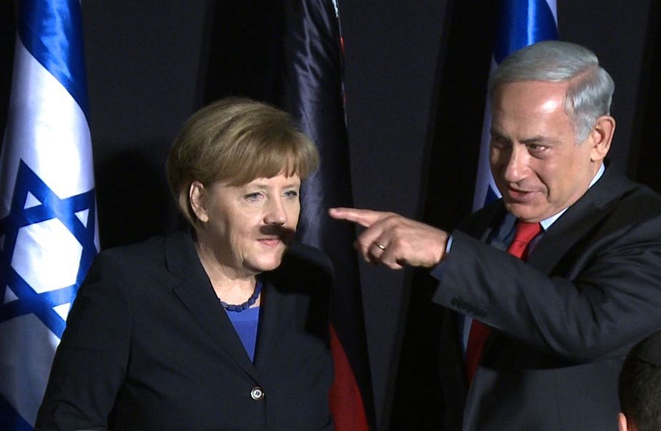 Jeruzsálem: Izraelbe látogatott Angela Merkel, ahol Benjamin Netanjahuval találkozott: a német kancellár arcára az izraeli miniszterelnök mutatóujjának árnyéka vetült szerencsétlenül, jellegzetes bajszot formálva ezzel.