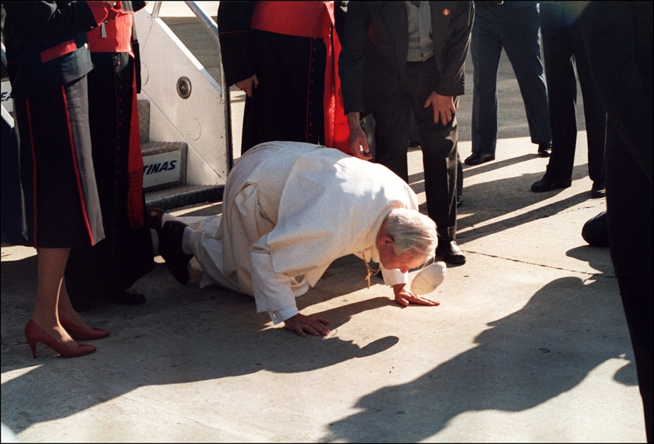 1987. június 4. - Argentína, Buenos Aires: pápai csók érkezés után