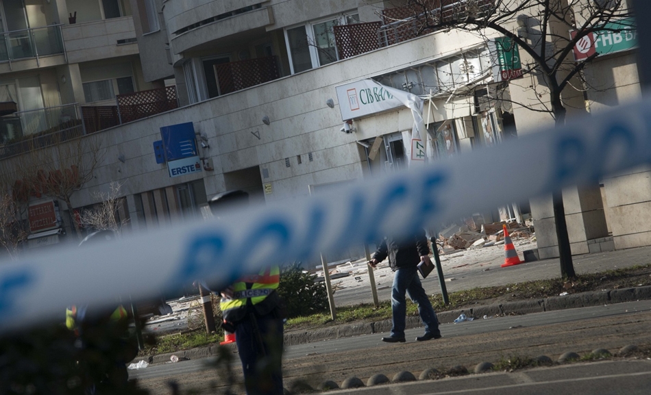 Hétfőn hajnalban valaki bankot robbantott. Még keresik a tettest, egyelőre egy eddig azonosítatlan motorost gyanúsítanak. 