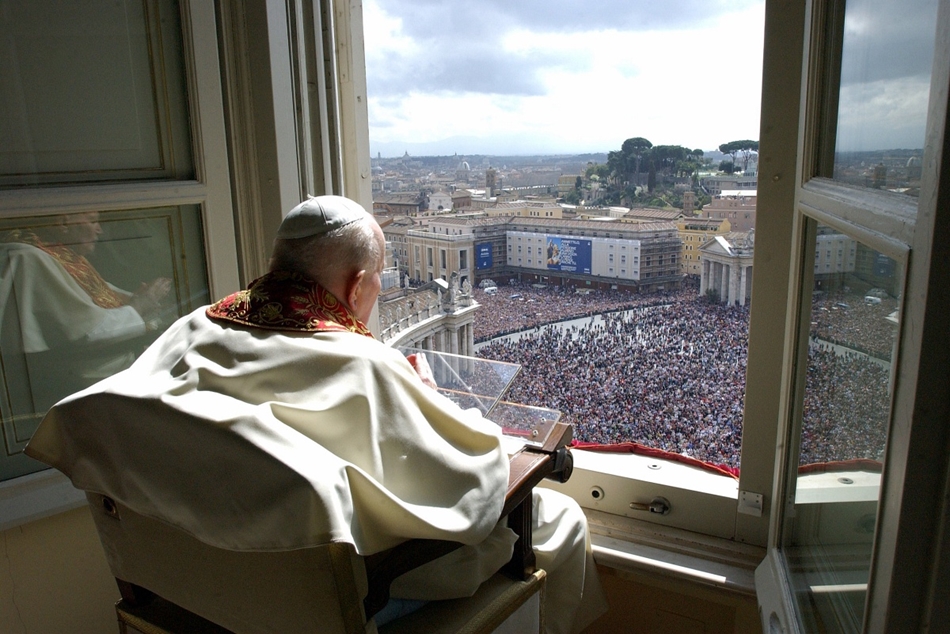 2005. március 27. - Vatikán: zarándokok a húsvéti misén - II. János Pál pápa az Urbi et Orbi áldás tolmácsolása közben