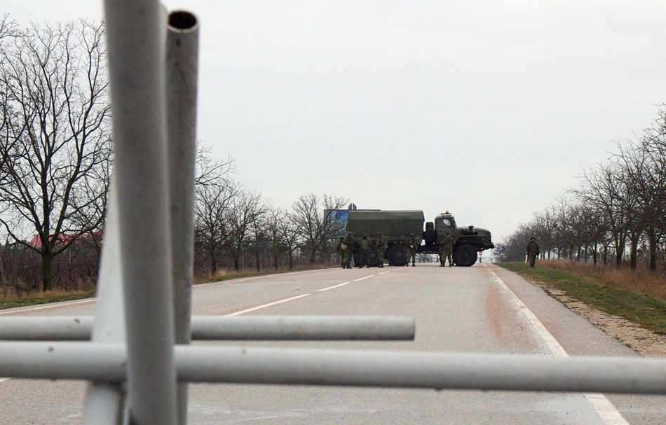 Ukrajna: péntek délelőtt fegyveresek zárták le a Krímbe vezető utakat, blokád alá vonták a szevasztopoli és a szimferopoli repülőteret, a balaklavai kikötőben pedig orosz hadihajó zárta el a tenger felé vezető kijáratot. A térségbe orosz helikopterek érkeztek, Ukrajna az ENSZ Biztonsági Tanácsa rendkívüli ülésének összehívását kérte. Viktor Janukovics exelnök beszédében elmondta:  nem adja fel a harcot, nem mond le, nem tekinti legitimnek az új kormányt, és szerinte a Nyugat becsapta őt, mert nem garantálták az ellenzékkel kötött megállapodást.