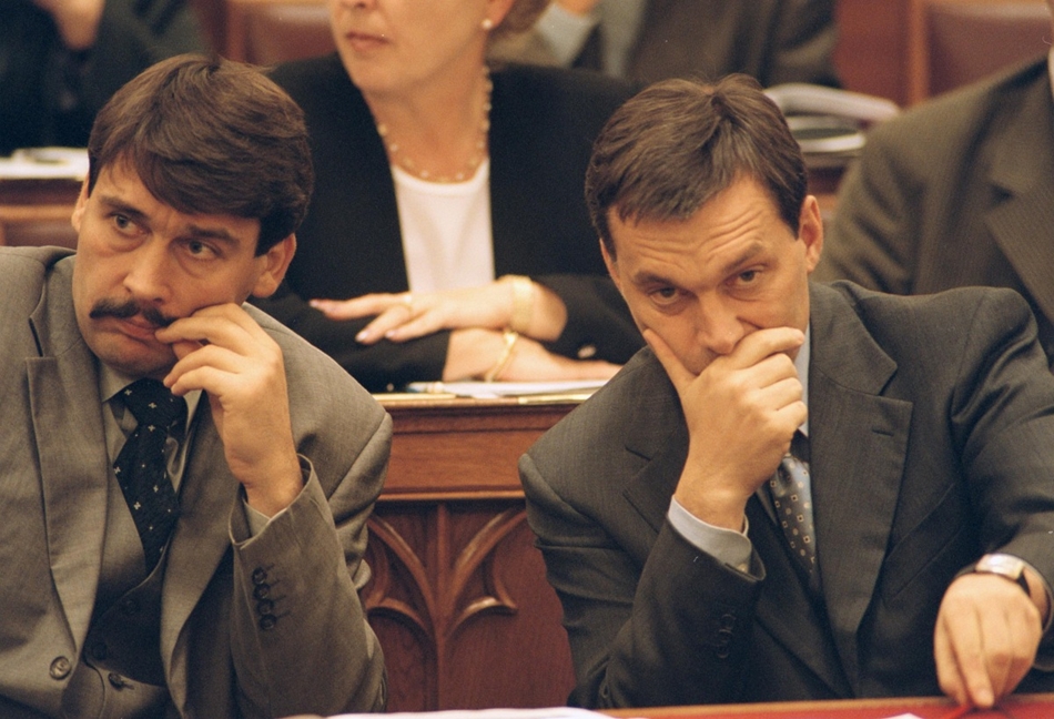 2001. november 12. - Az Országgyűlés 207 igen, 3 nem és 3 tartózkodás mellett elfogadja a központi költségvetés végrehajtásáról szóló javaslatot