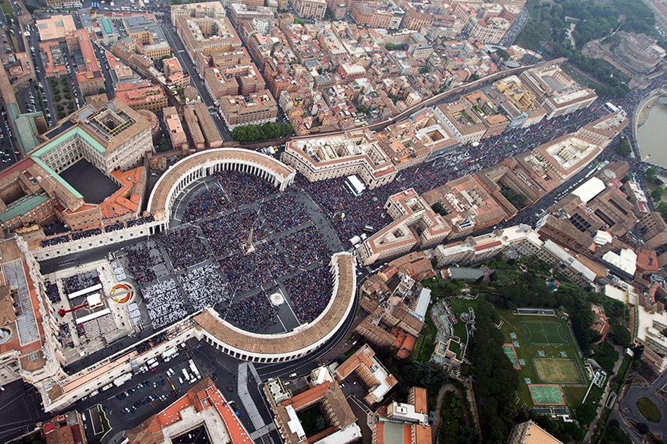 2014. április 27. - Vatikán: zarándokok tömege a Szent Péter-bazilika előtti téren XXIII. János pápa és II. János Pál pápa szentté avatási miséje előtt