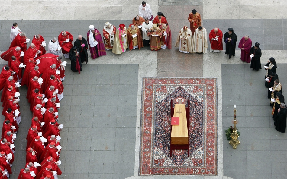 2005. április 4. - Vatikán: bíborosok, püspökök és papok imája II. János Pál pápa utolsó útja előtt a Szent Péter téren