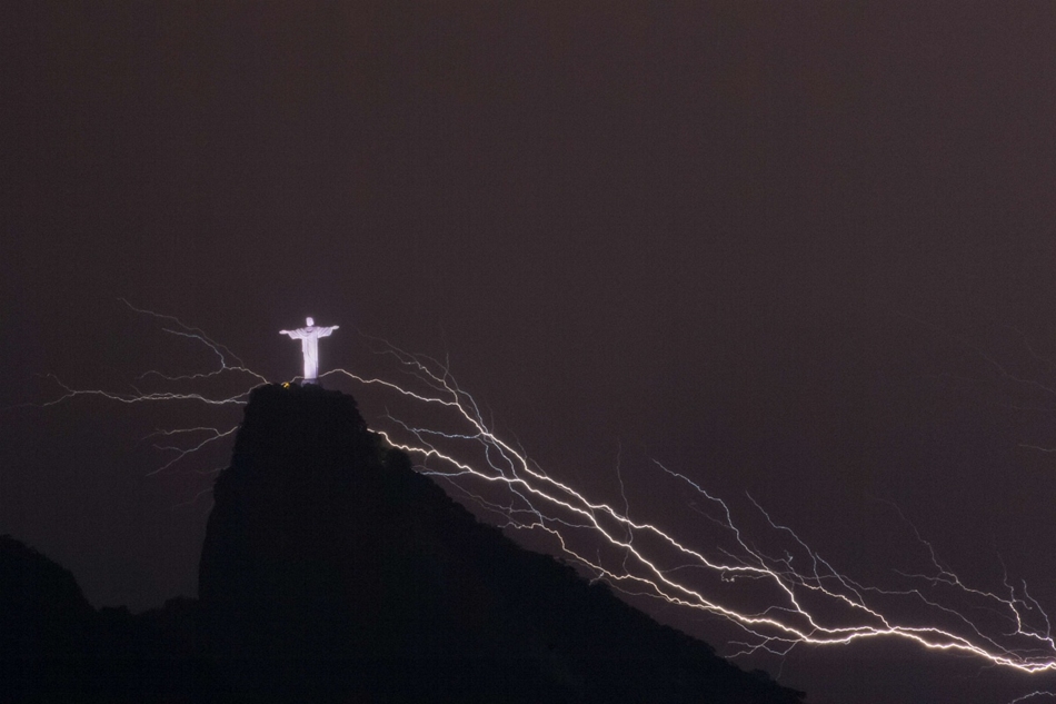 Brazília, Rio de Janeiro – egy villám ad díszkivilágítást a riói Megváltó Krisztus-szobornak. 