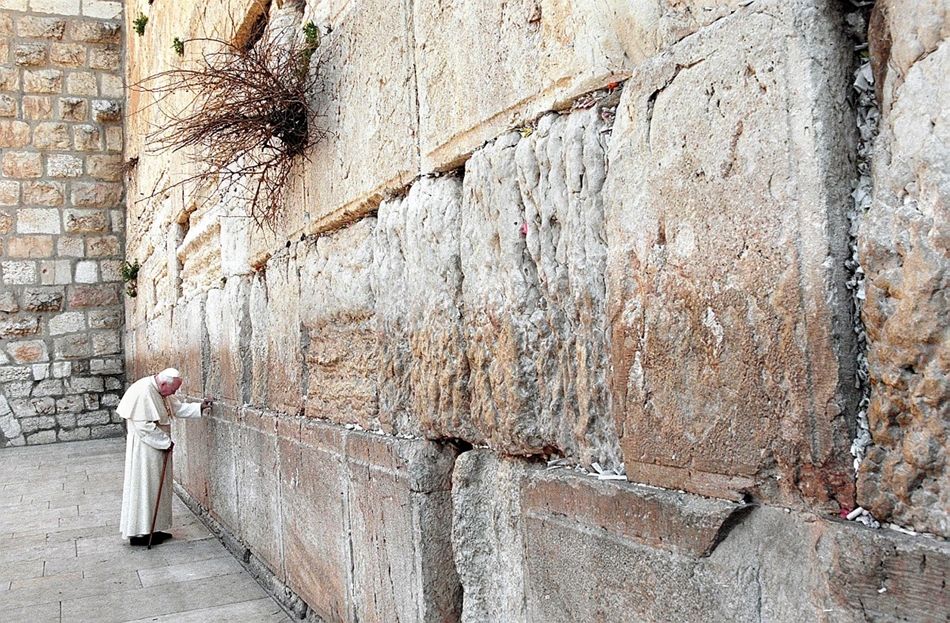 2000. március 26. - Jeruzsálem: ima a Siratófalnál