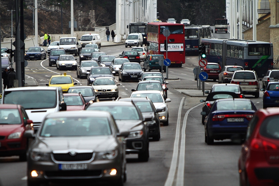 Olykor sűrű a forgalom az átkelőknél