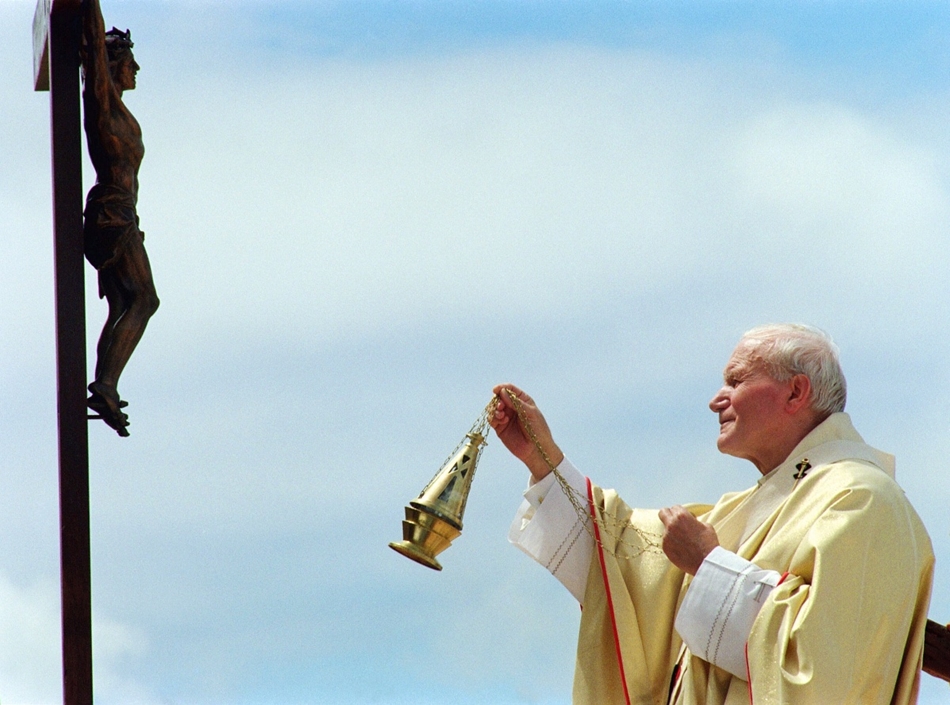 1989. április 28. - Antananarivo, Madagaszkár: Krisztus a kereszten - II. János Pál tíznapos afrikai útjának egyik állomásán