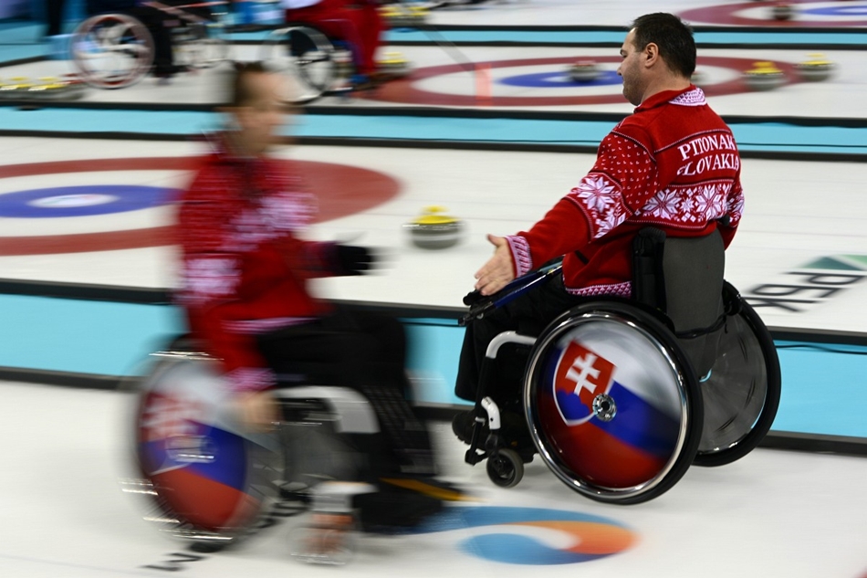 A szlovák Branislav Jakubec pacsija a britek elleni curling meccsen 
