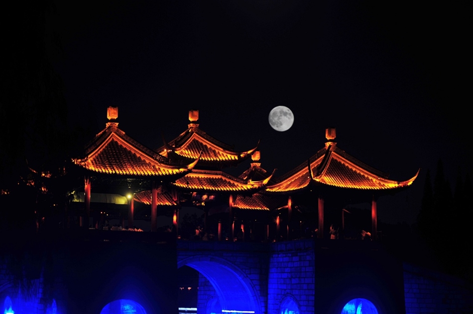 afp.15.09.28. - Yangzhou, Kína: - holdfogyatkozás szuperhold