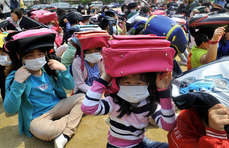 Szöul, Koreai Köztársaság - földrengés-szimuláció az iskolában