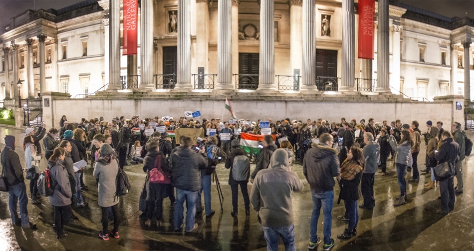 London, Egyesült Királyság: tüntetők a Trafalgar téren