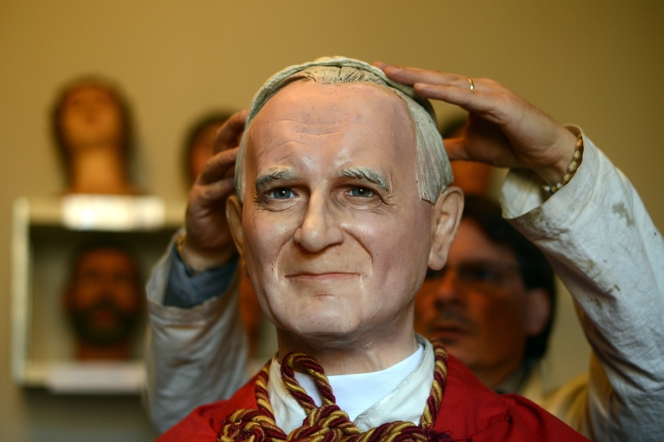 2014. április 7. - Róma, Olszország: Fernando Canini, a római panoptikum igazgatójának utolsó simításai alkotásán