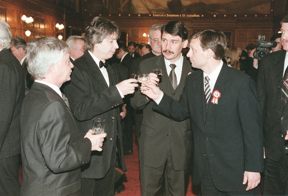 2000 - Kossuth- és Széchenyi-díjak átadása a Parlamentben. A képen Szörényi Szabolcs, Bródy János, Áder János házelnök és Orbán Viktor miniszterelnök. 